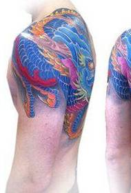 bahu adalah pola tato naga tradisional populer yang sangat tampan