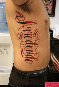 Versione maschile del tatuaggio con lettere in vita
