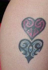 Patrón de tatuaje de tótem de corazón azul e vermello
