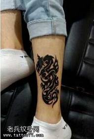model de tatuaj cu totem dragon de picior