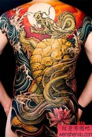 Inirerekomenda ng larawan ng boss tattoo show ang isang tradisyonal na klasikong dragon turtle tattoo ay gumagana