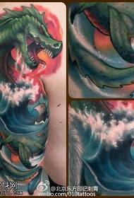 строкатий малюнок татуювання дракона на плечі