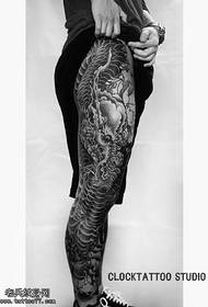 un disegno del tatuaggio del drago sulla gamba