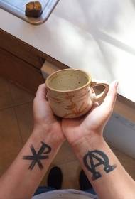 polso lettere cristiane nere e simboli speciali con motivo a tatuaggio