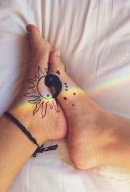 paio di piedi in bianco e nero modello di tatuaggio simbolo gossip yin e yang