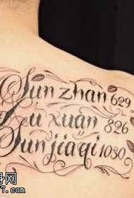 belles lletres a la part posterior del patró del tatuatge