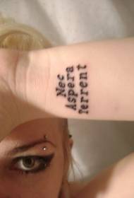 Ranne musta tatuointi Latin Latin Letter
