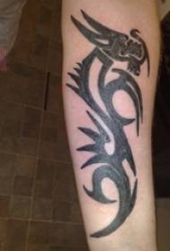 meninos na linha preta criativa dominadora dragão totem tatuagem foto