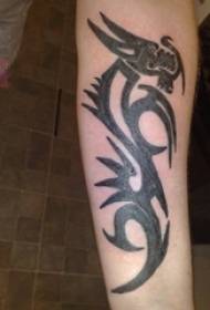 ragazzi sulla linea nera foto di tatuaggio di totem drago prepotente creativo
