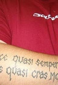 foto di tatuaggio braccio latino stile medievale testo