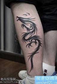 kāja Skaists un skaists totēma pūķa tetovējuma raksts