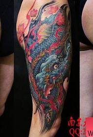 perna masculina guapo patrón clásico de tatuaxe de dragón