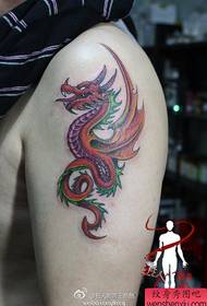 braccio maschile bel modello di tatuaggio drago europeo e americano di colore