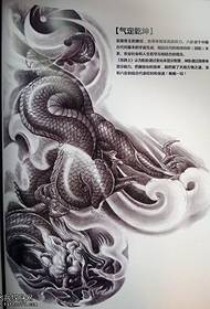 tatuaggio del veterano un modello tradizionale del tatuaggio del drago