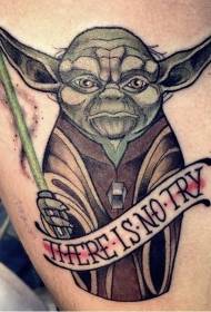komoda estiloko kolorea Yoda hizki tatuaje ereduarekin