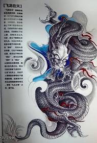 un model de tatuaj de dragon de picior de flori