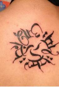 prekrasna sanskritska tetovaža na leđima