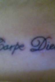 Modello piccolo tatuaggio lettera latina fresca collo