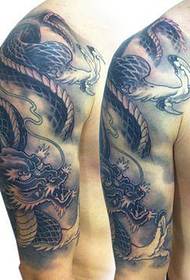 Мужская рука классная классическая черно-белая татуировка дракона
