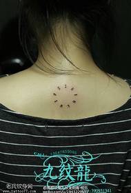 Vienkāršs burtu tetovējums aizmugurē