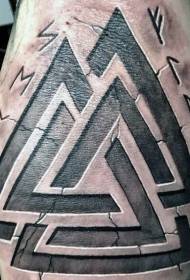 piciorul negru maronie piatră ca simbolul antic tatuaj