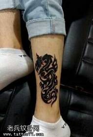 noga modni zmaj tetovaža uzorak