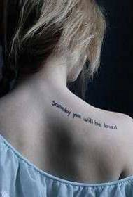 modello di tatuaggio lettera spalla
