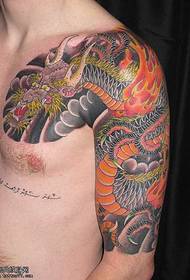 Modello di tatuaggio del drago sul petto