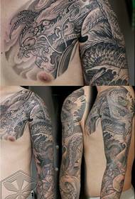un bellissimo modello di tatuaggio a mezzo drago con braccio di fiori