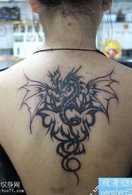 Atgal vyraujantis totemo drakono tatuiruotės modelis