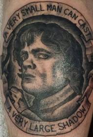 melni pelēks varoņa portrets ar burtu tetovējuma modeli