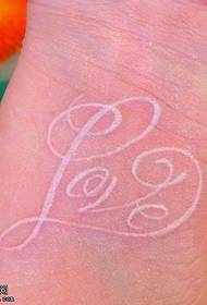 baltas nematomas meilės laiško tatuiruotės raštas