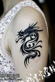 brazo patrón de tatuaxe de dragón tótem fresco
