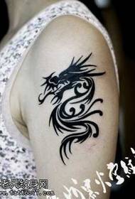 modello del tatuaggio del drago del totem fresco di tendenza del braccio