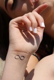 jente håndleddet på svart linje kreativt symbol litterære tatoveringsbilde