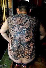 Visiškas dominuojantis drakono tatuiruotės modelis