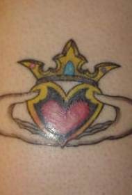 Il colore della spalla simboleggia il modello di tatuaggio di amicizia