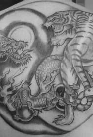 Atgal tigras ir drakonas kovojantis tatuiruotė modelis