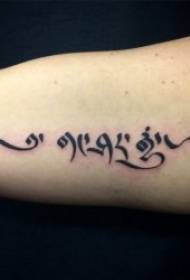 Sanskrit Tattoo sanskrit tatuirovkasida zamonaviy va soddalashtirilgan qora zarbalar to'plamini yaratdi.