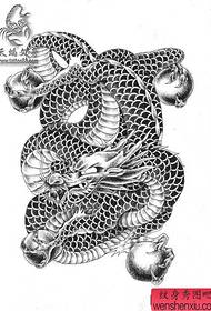 un tatuatge de drac que atrapa un manuscrit de la Bola de Drac