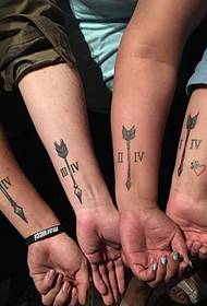 Šeimos rankos romėniški skaitmenys ir rodyklės modelio tatuiruotė