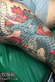 patrón clásico de tatuaxe con tótem de dragón na coxa