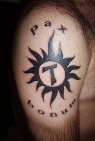 modello di tatuaggio totem braccio nero