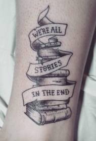 Brazo marrón libro grueso y original letra del tatuaje de la bandera