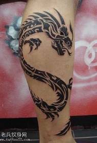 patrón de tatuaje de tótem de dragón de pierna