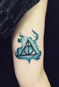 Corak tato simbol segitiga Harry Potter Death Hallows