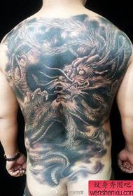 samec zpět v pohodě plný zpět černý šedý drak tetování vzor