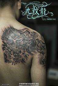 egy kínai sárkány tetoválás mintát a vállán