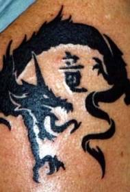 motif de tatouage dragon noir et hiéroglyphe