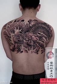 Чоловіча спина популярний крутий візерунок татуювання дракона на півзадній частині